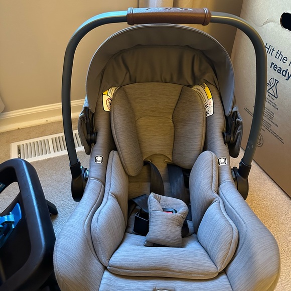 Nuna pippa lite Infant Car Seat with two Bases - Picture 1 of 6